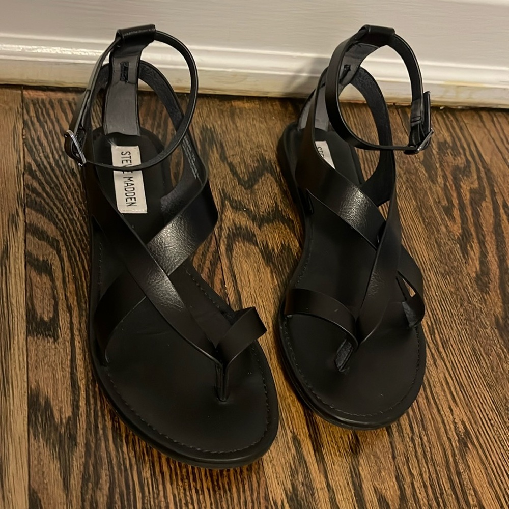 EUC Steve Madden black strappy sandals